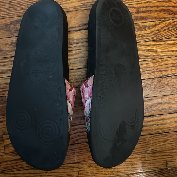 Authentic Gucci sandal - Picture 2 of 2